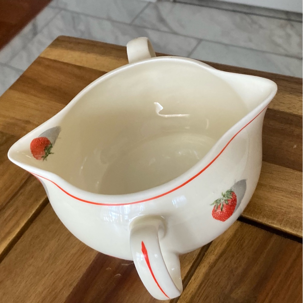Vintage Strawberry 1930s
Cavitt-Shaw Shortcake Double
Spout Gravy Boat Dishware - Picture 5 of 9